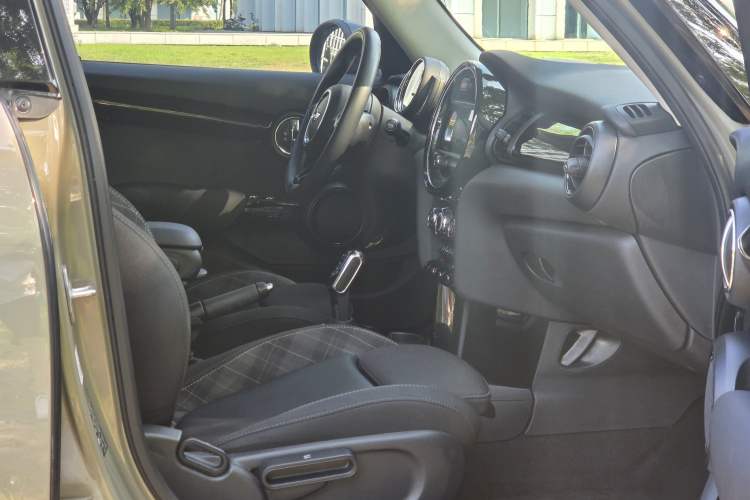 Used MINI 2018 1.5T COOPER Classic Edition Five-Door Version Right Front Seat