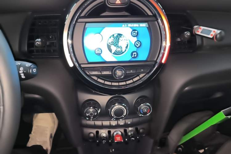 Used MINI 2018 1.5T ONE Five-Door Edition Audio And AC Panel