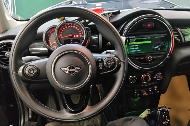 Used MINI 2018 1.5T COOPER Classic Edition Five-Door Version Center Console