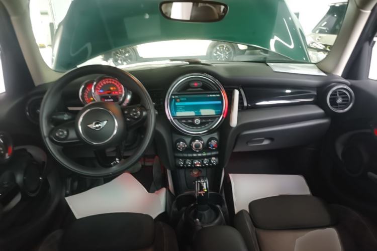Used MINI 2018 1.5T COOPER Classic Edition Five-Door Version Center Console