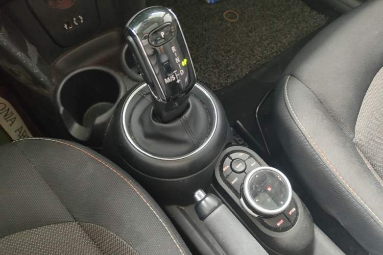 Used MINI 2018 1.5T ONE PLUS Five-Door Edition Gear Lever
