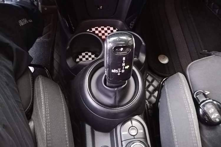 Used MINI 2018 1.5T COOPER Classic Edition Five-Door Version Gear Lever