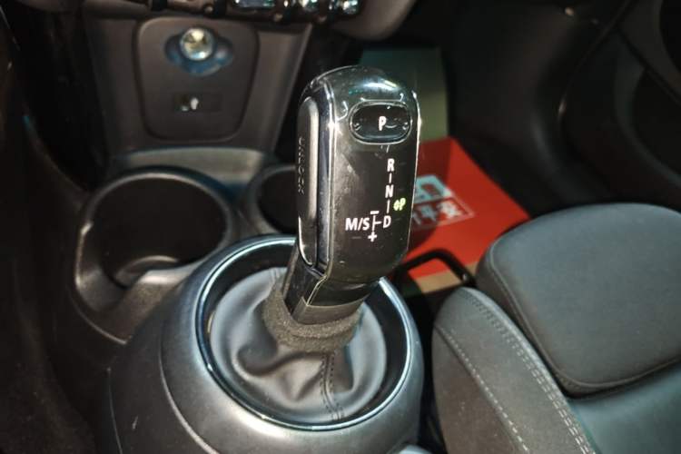 Used MINI 2018 1.5T COOPER Classic Edition Five-Door Version Gear Lever
