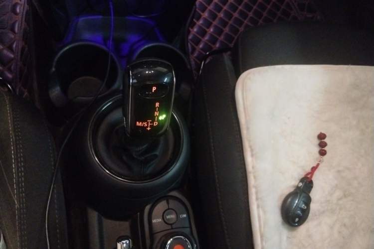 Used MINI 2018 1.5T COOPER Classic Edition Five-Door Version Gear Lever