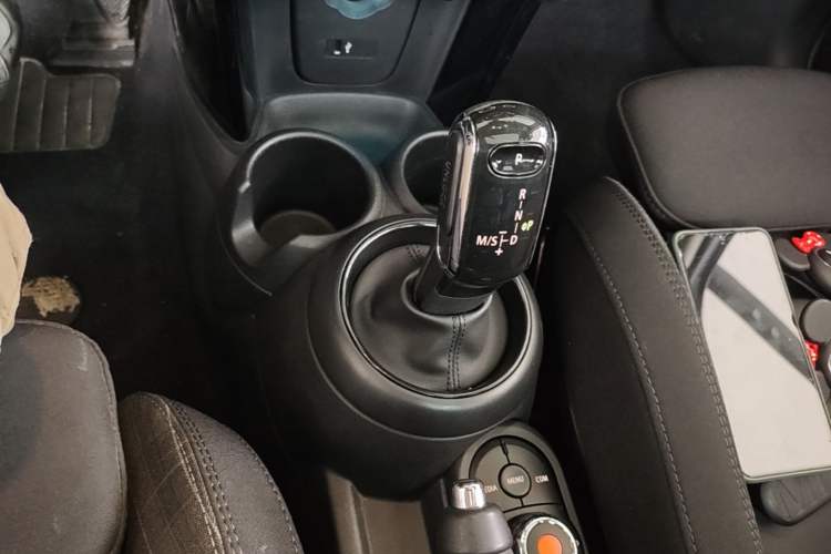 Used MINI 2018 1.5T COOPER Classic Edition Five-Door Version Gear Lever