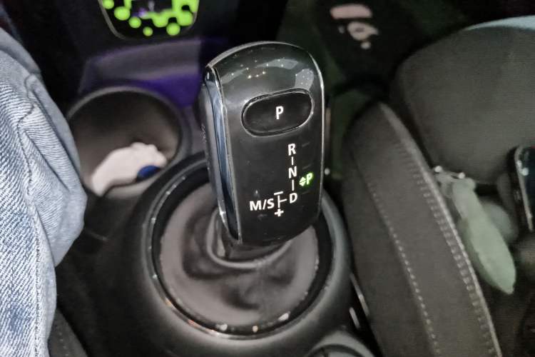 Used MINI 2018 1.5T COOPER Classic Edition Five-Door Version Gear Lever