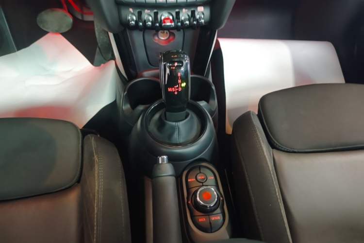 Used MINI 2018 1.5T COOPER Classic Edition Five-Door Version Gear Lever
