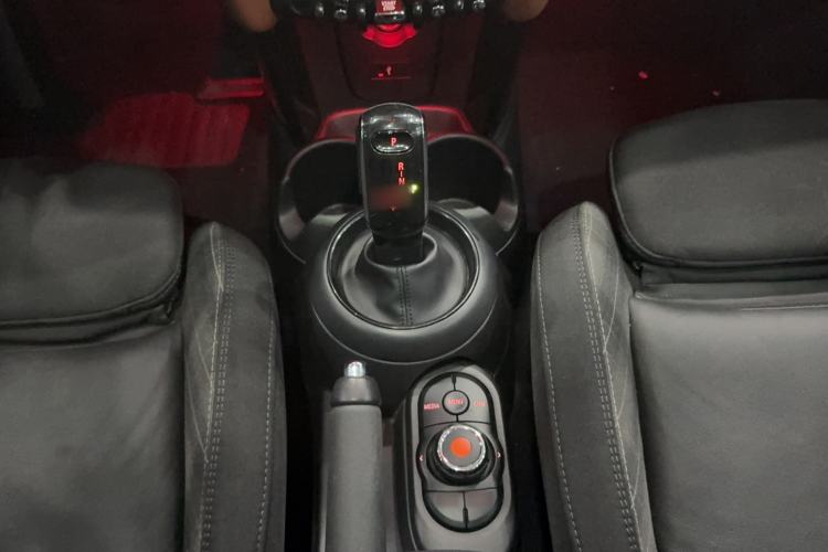 Used MINI 2018 1.5T COOPER Classic Edition Five-Door Version Gear Lever
