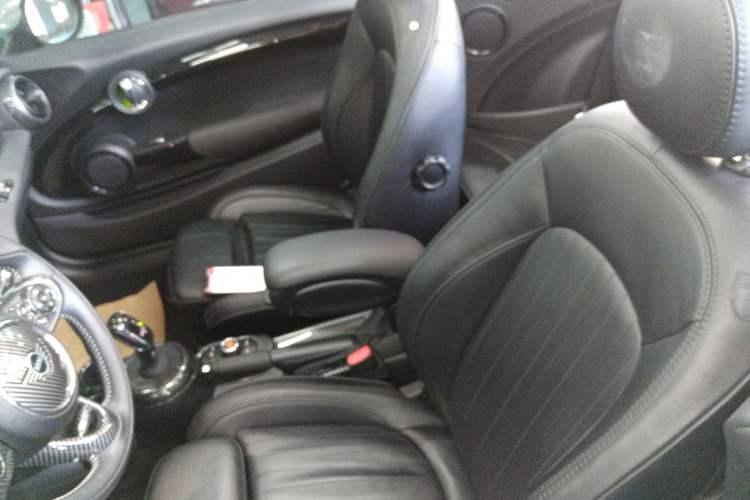 Used MINI 2018 1.5T COOPER CABRIO Artist Interior 4