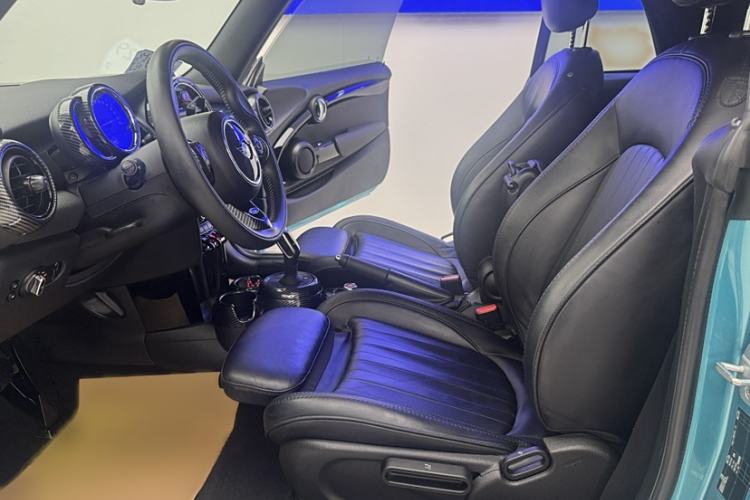 Used MINI 2018 1.5T COOPER CABRIO Artist Interior 4