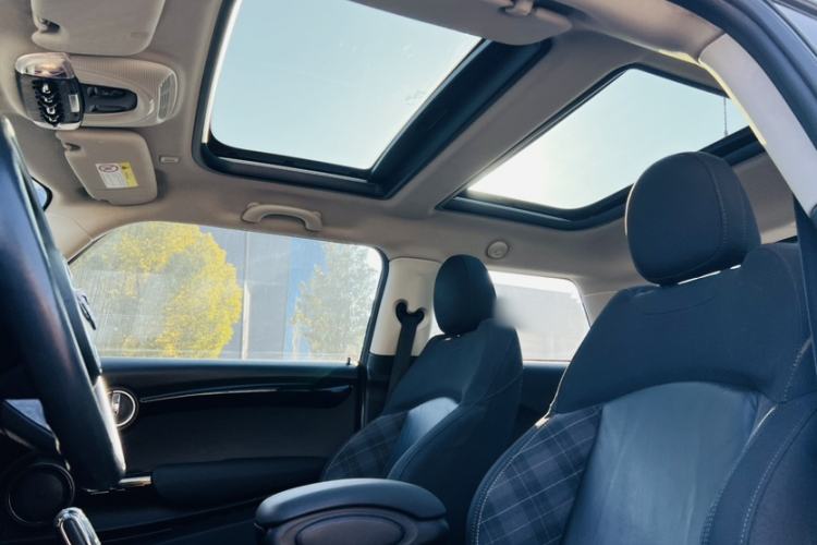 Used MINI 2018 1.5T COOPER Classic Edition Interior 4