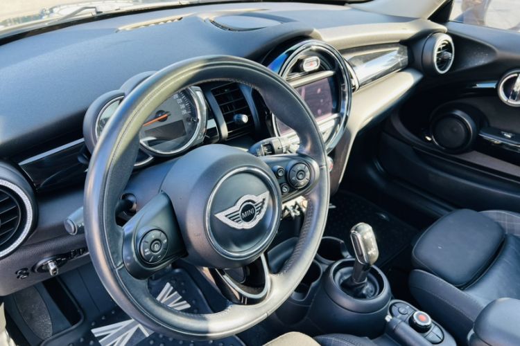 Used MINI 2018 1.5T COOPER Classic Edition Interior 5