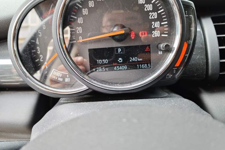 Used MINI 2018 1.5T COOPER Artist Odometer Close Up