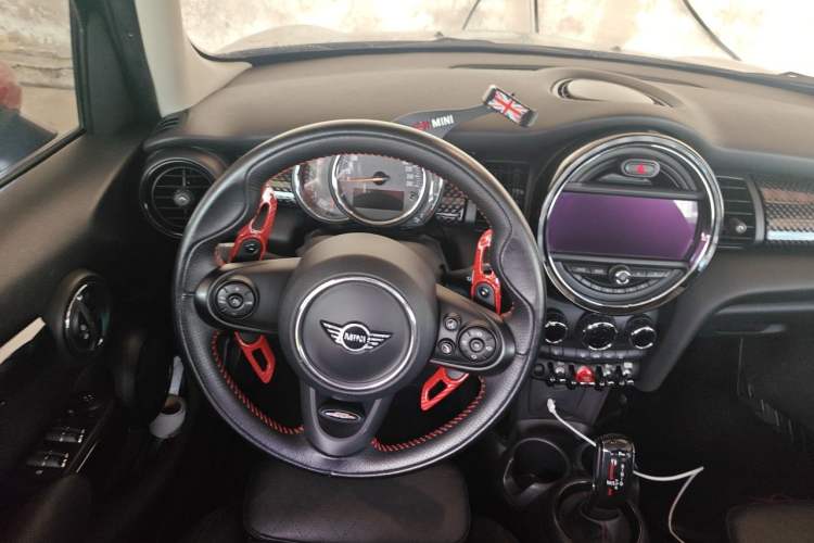 Used MINI 2018 2.0T COOPER S Classic Edition Five-Door Version Steering Wheel
