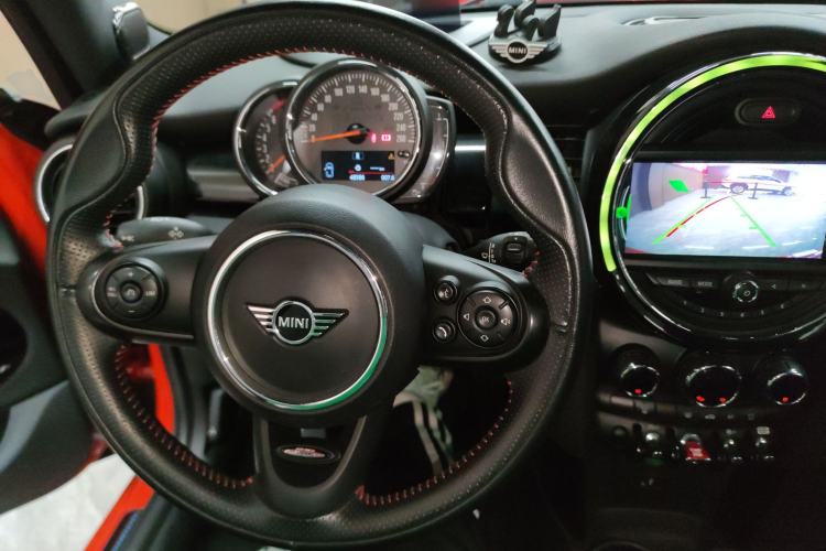 Used MINI 2018 1.5T COOPER Racing Edition Five-Door Version Center Console