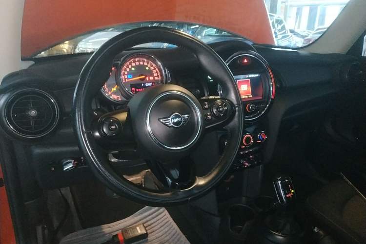 Used MINI 2018 1.5T ONE Center Console