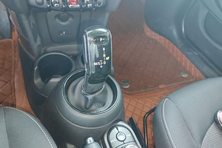 Used MINI 2018 1.5T ONE Five-Door Edition Gear Lever