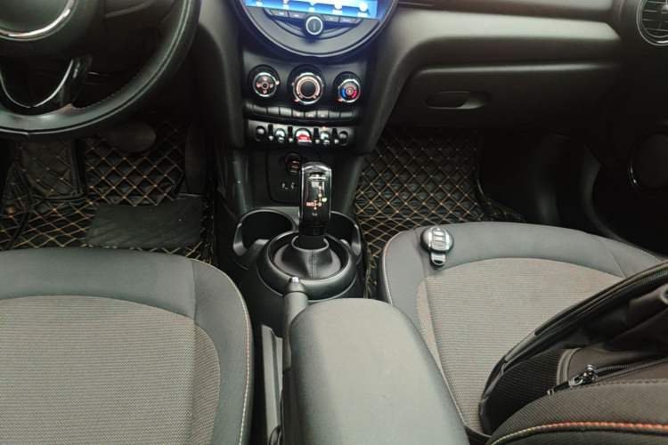 Used MINI 2018 1.5T ONE Five-Door Edition Gear Lever