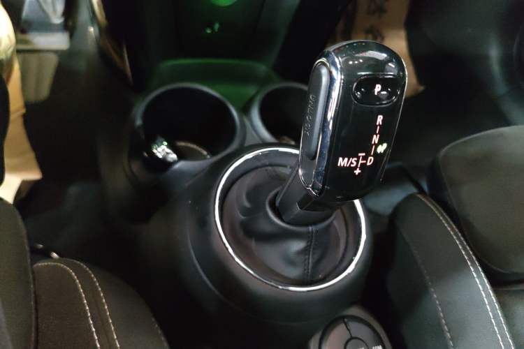 Used MINI 2018 1.5T COOPER Racing Edition Five-Door Version Gear Lever
