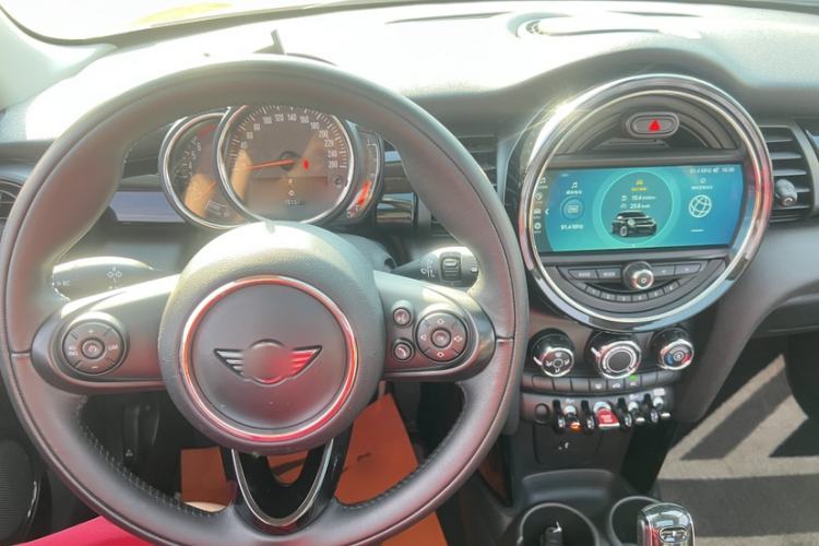 Used MINI 2018 1.5T COOPER Classic Edition Interior 2