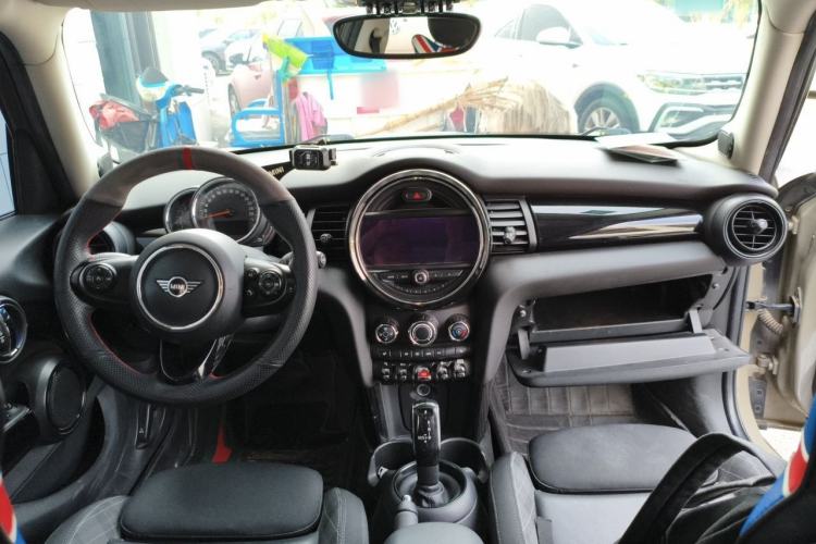 Used MINI 2018 1.5T COOPER Classic Edition Five-Door Version Center Console