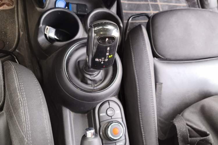 Used MINI 2018 1.5T COOPER Classic Edition Five-Door Version Gear Lever