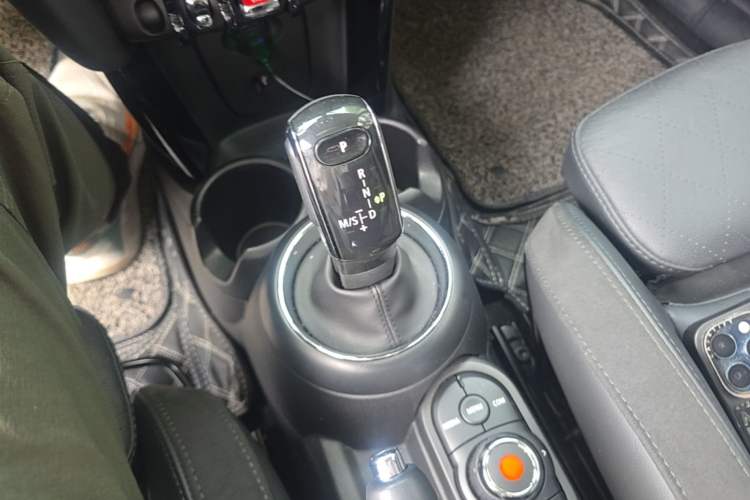 Used MINI 2018 1.5T COOPER Artist Five-Door Edition Gear Lever
