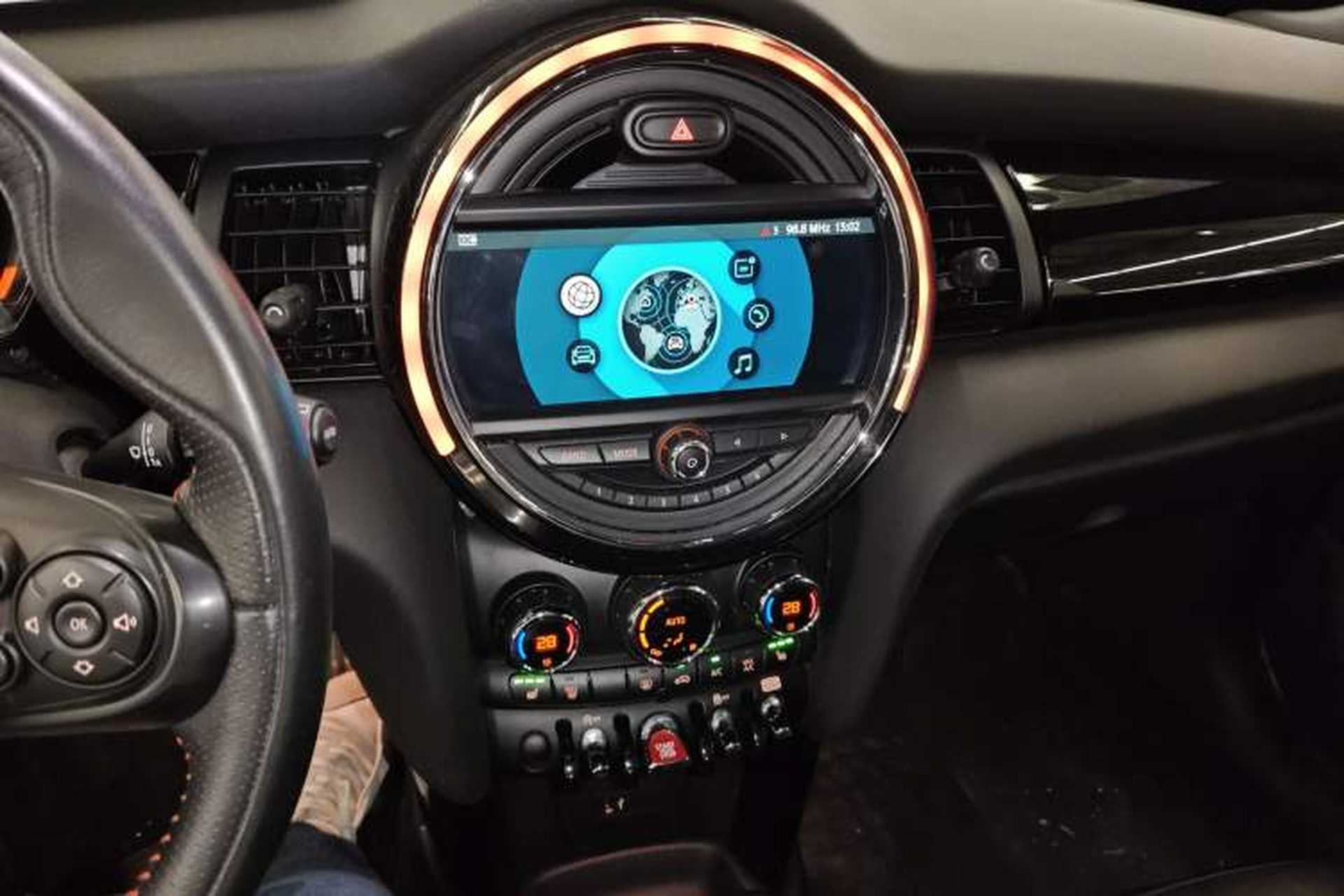 Used MINI 2018 1.5T COOPER Racing Edition Five-Door Version Audio And AC Panel