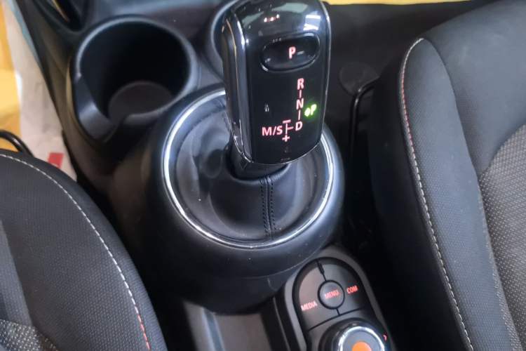 Used MINI 2018 1.5T ONE PLUS Five-Door Edition Gear Lever