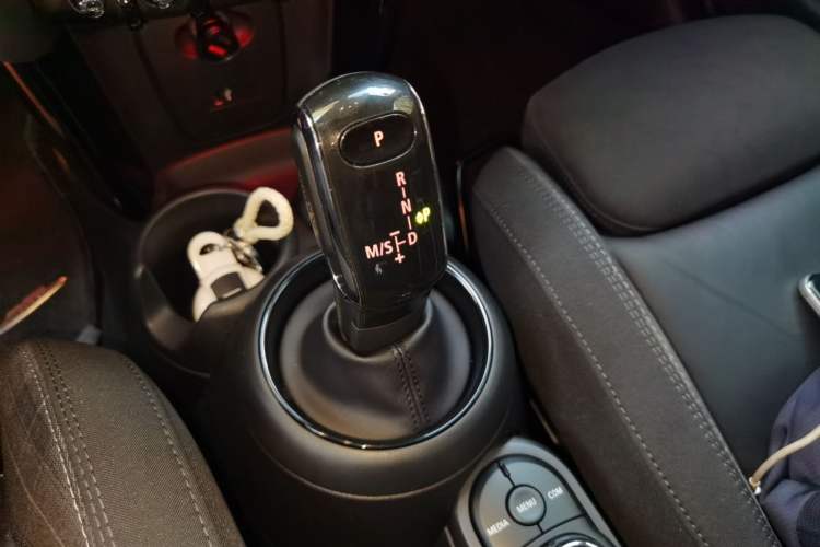 Used MINI 2018 1.5T COOPER Classic Edition Five-Door Version Gear Lever