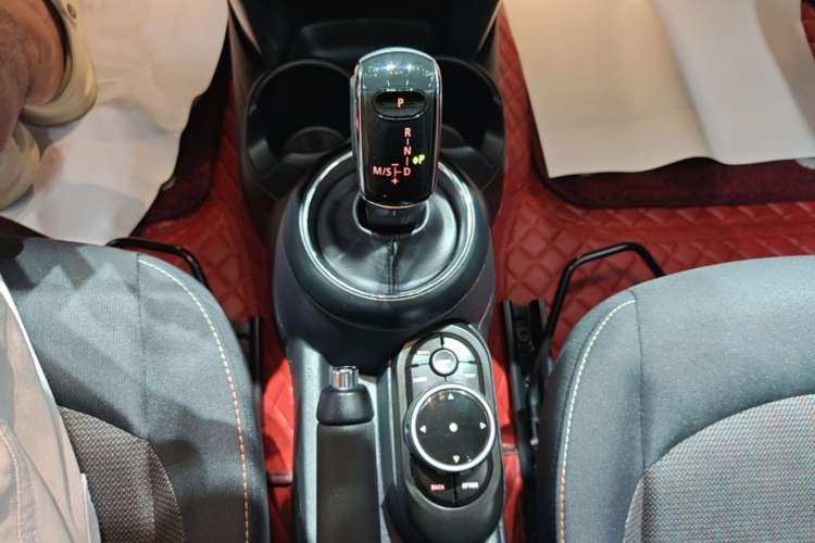 Used MINI 2018 1.5T ONE PLUS Five-Door Edition Gear Lever