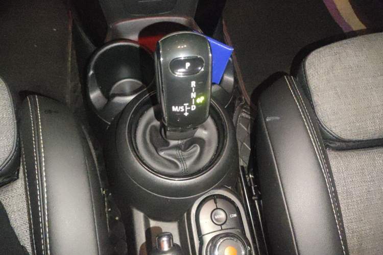 Used MINI 2018 1.5T COOPER Classic Edition Five-Door Version Gear Lever