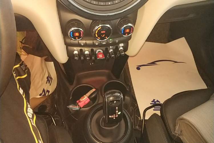 Used MINI 2018 1.5T COOPER Artist Five-Door Edition Gear Lever