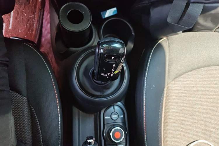 Used MINI 2018 1.5T ONE PLUS Five-Door Edition Gear Lever