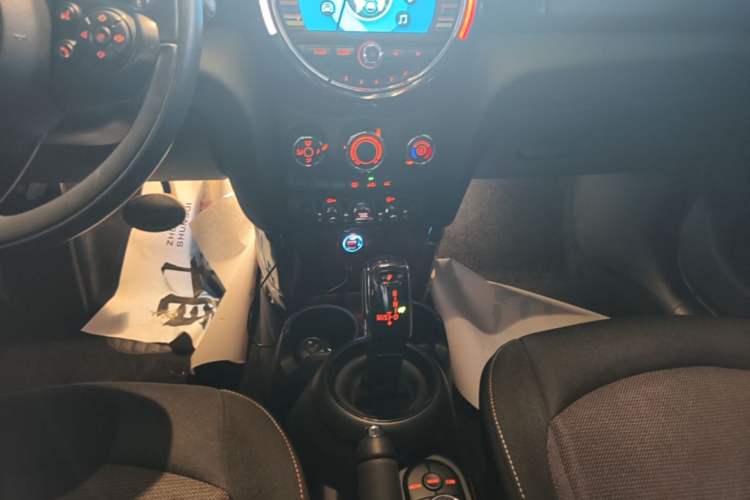 Used MINI 2018 1.5T ONE Five-Door Edition Gear Lever
