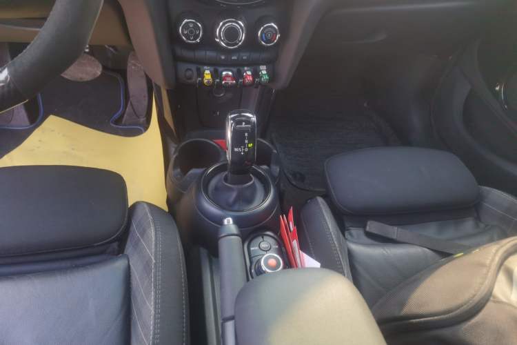 Used MINI 2018 1.5T COOPER Classic Edition Five-Door Version Gear Lever