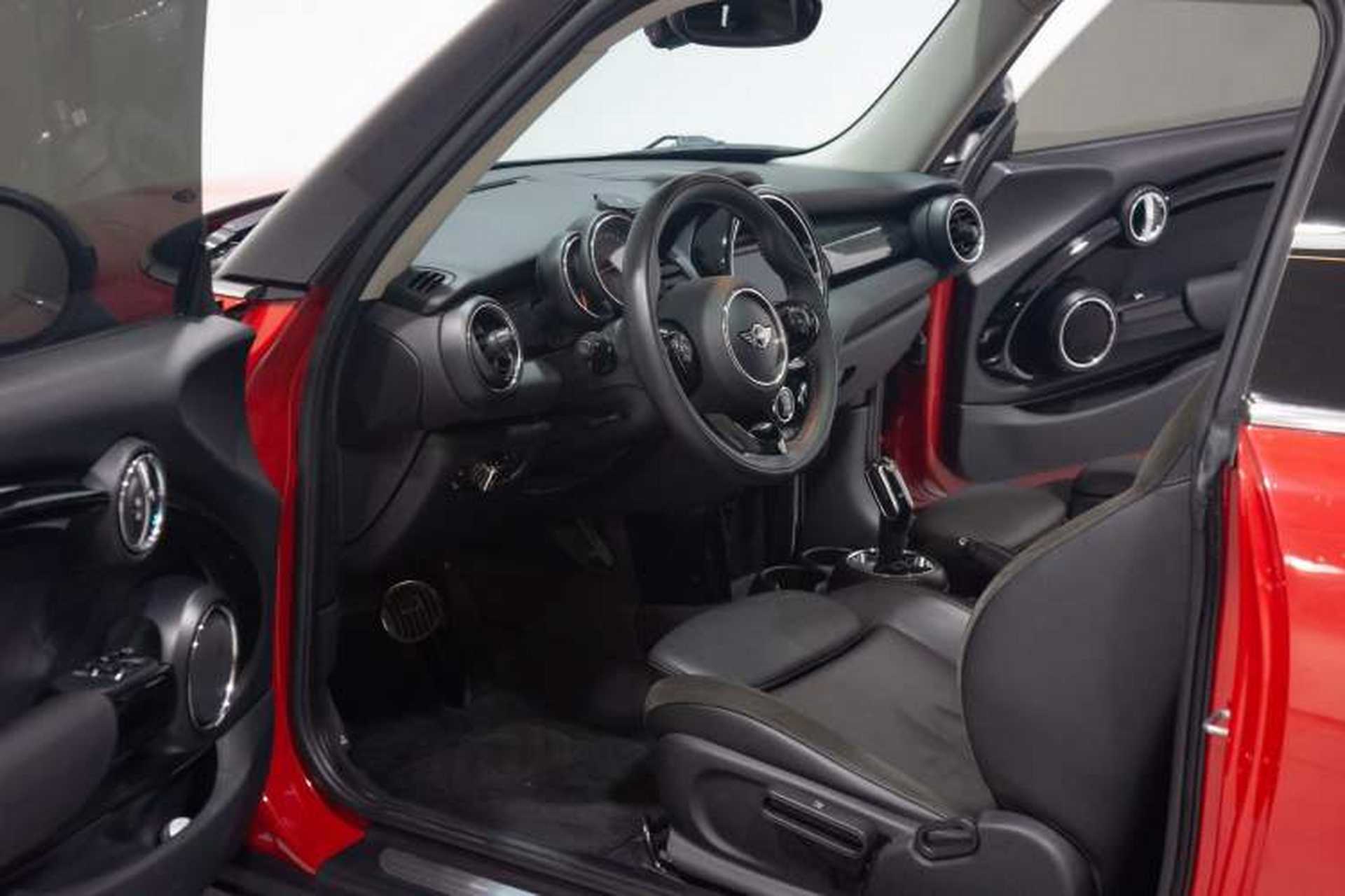 Used MINI 2018 1.5T COOPER Artist Interior 2