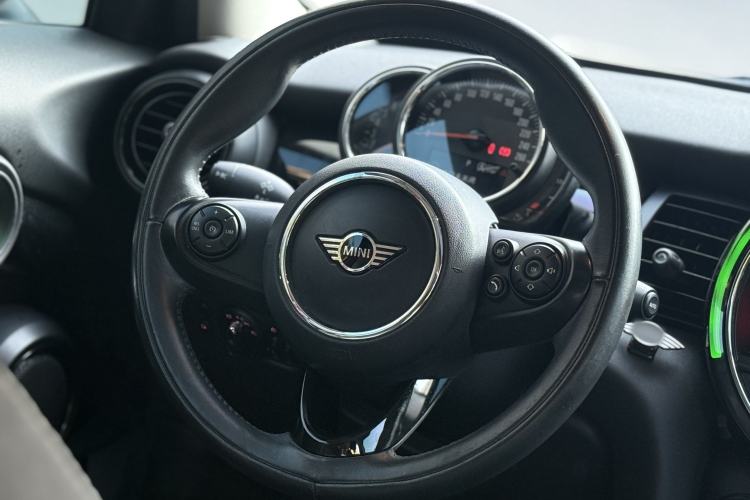 Used MINI 2018 1.5T COOPER Classic Edition Five-Door Version Interior 2