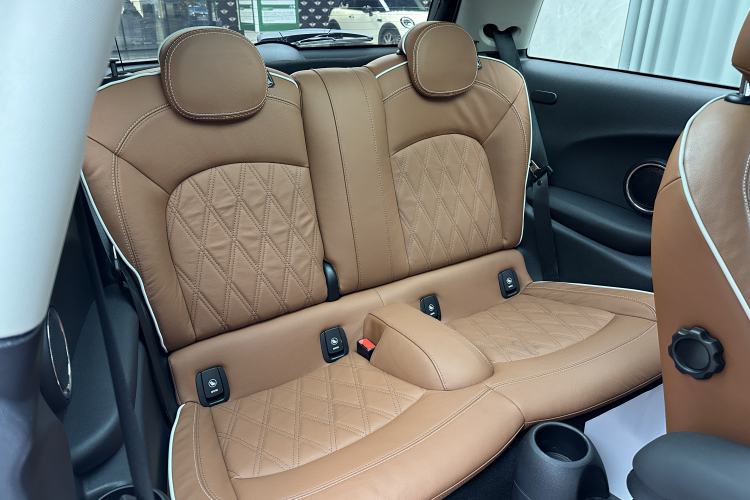 Used MINI 2018 1.5T COOPER Artist Interior 2