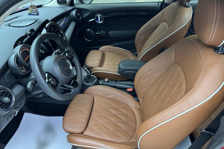 Used MINI 2018 1.5T COOPER Artist Interior 4