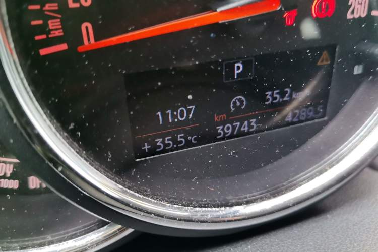 Used MINI 2018 1.5T ONE PLUS Five-Door Edition Odometer Close Up