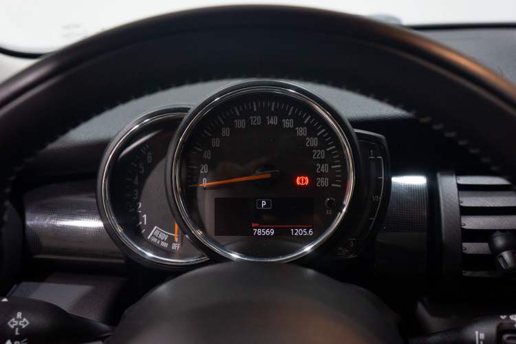 Used MINI 2018 1.5T COOPER Artist Odometer Close Up