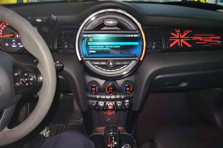 Used MINI 2018 2.0T COOPER S Classic Edition Five-Door Version Audio And AC Panel