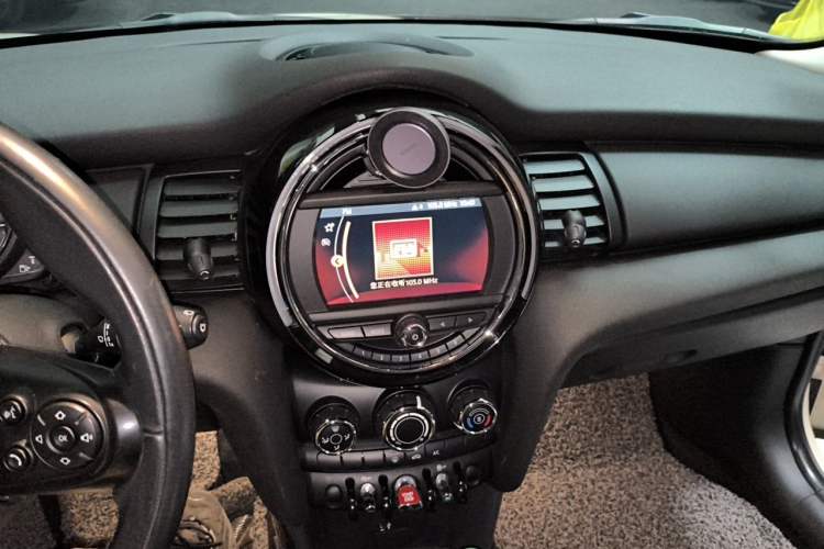 Used MINI 2018 1.5T ONE Five-Door Edition Audio And AC Panel