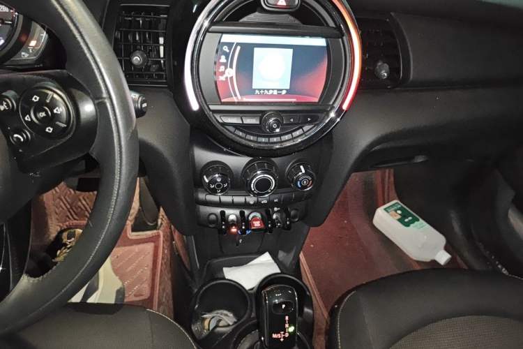 Used MINI 2018 1.5T ONE Five-Door Edition Audio And AC Panel