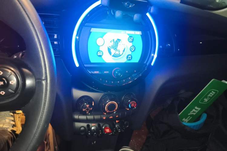 Used MINI 2018 1.5T ONE PLUS Five-Door Edition Audio And AC Panel
