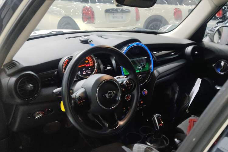 Used MINI 2018 1.5T COOPER Classic Edition Five-Door Version Center Console