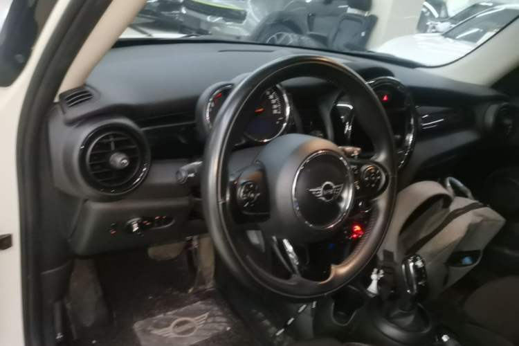 Used MINI 2018 1.5T COOPER Classic Edition Five-Door Version Center Console
