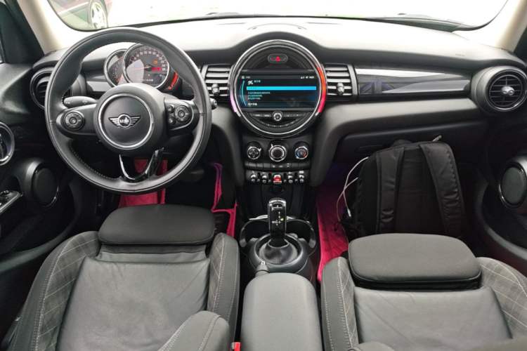 Used MINI 2018 1.5T COOPER Classic Edition Five-Door Version Center Console