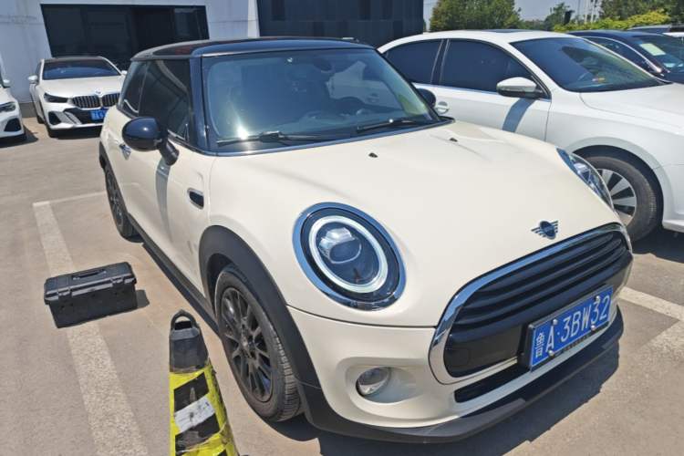 Used MINI 2018 1.5T COOPER Classic Edition Front Right 45 Deg